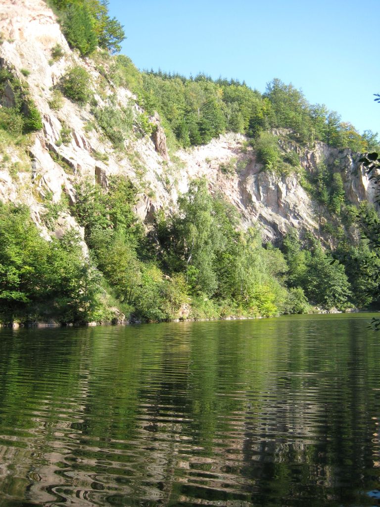 Felsen eines Steinbruchs überm See